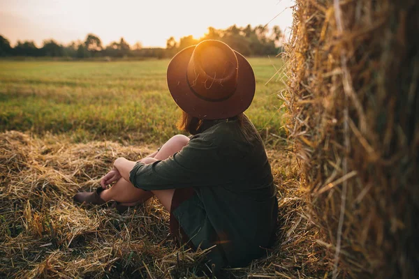 Stylish Woman Hat Straw Looking Sunset Light Sitting Haystacks Summer — Stock Photo, Image