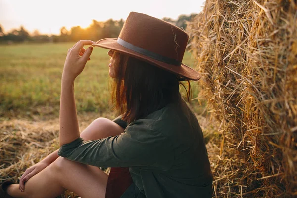 Wanita Cantik Dengan Topi Menikmati Matahari Terbenam Duduk Tumpukan Jerami — Stok Foto