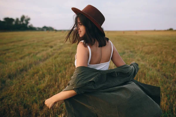 Hermosa Mujer Despreocupada Sombrero Caminando Sonriendo Campo Verano Por Noche — Foto de Stock