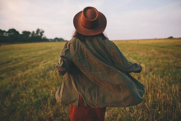 Mulher Despreocupada Bonita Chapéu Andando Campo Verão Noite Jovem Elegante — Fotografia de Stock