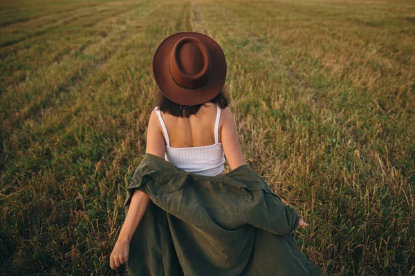 Schöne Unbeschwerte Frau Mit Hut Die Abendlichen Sommerfeld Spazieren Geht — Stockfoto