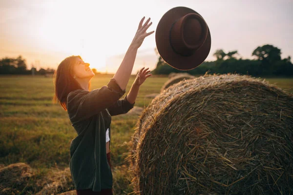 Hermosa Mujer Despreocupada Sombrero Captura Luz Del Atardecer Pajar Campo — Foto de Stock