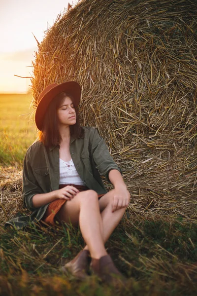 Beautiful Stylish Woman Hat Sitting Haystacks Enjoying Evening Sunny Summer — Stock Photo, Image