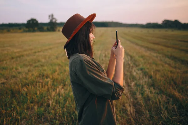Beautiful Stylish Woman Hat Taking Photo Sunset Phone Summer Field — Stock Photo, Image