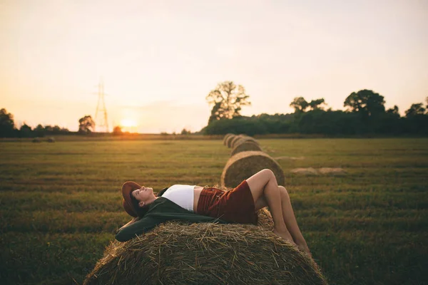 Mulher Despreocupada Bonita Chapéu Deitado Palheiro Luz Pôr Sol Desfrutando — Fotografia de Stock