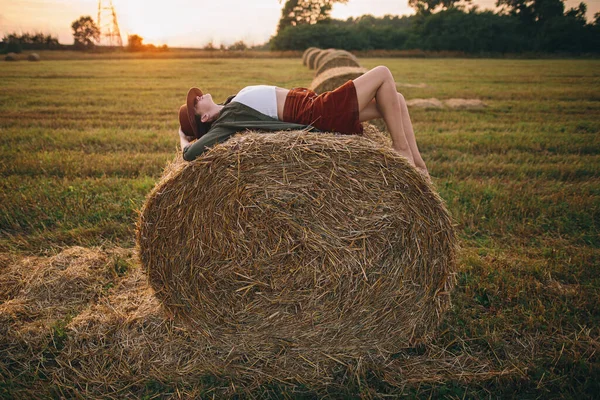 Mulher Despreocupada Bonita Chapéu Deitado Palheiro Luz Pôr Sol Desfrutando — Fotografia de Stock