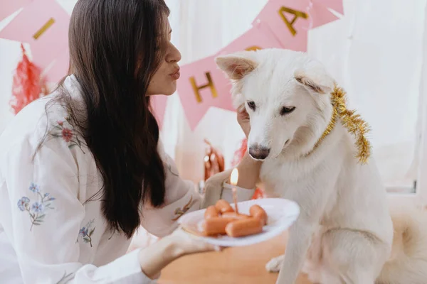 Dog Birthday Party Happy Young Woman Hungry Dog Celebrating Birthday — Stock Photo, Image