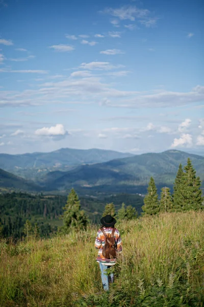 Mulher Viajante Com Mochila Chapéu Bela Colina Olhando Para Montanhas — Fotografia de Stock