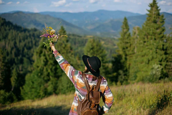Femme Voyageur Avec Sac Dos Chapeau Tenant Bouquet Fleurs Sauvages — Photo