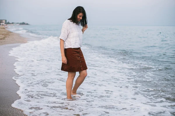 Unbekümmerte Hipsterfrau Die Abends Barfuß Sandstrand Mit Meereswellen Spazieren Geht — Stockfoto