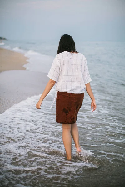Mulher Hipster Despreocupada Andando Descalça Ondas Mar Frio Praia Areia — Fotografia de Stock
