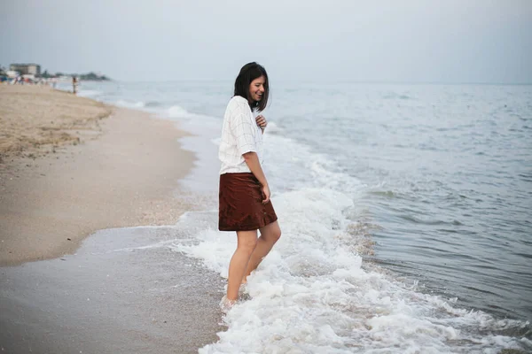 Glückliche Unbeschwerte Hipsterfrau Die Barfuß Kalten Meereswellen Sandstrand Spaziert Und — Stockfoto