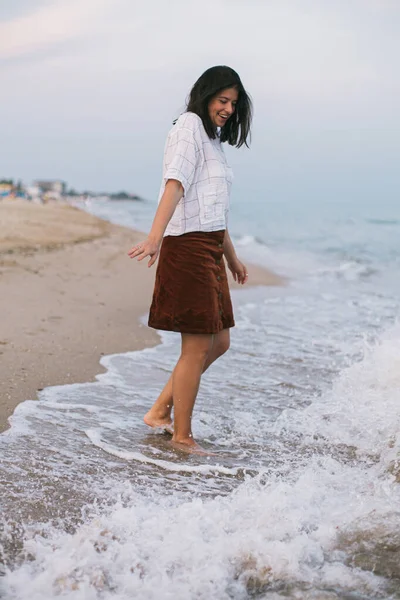 Mulher Hipster Despreocupada Feliz Andando Descalça Ondas Frias Mar Praia — Fotografia de Stock
