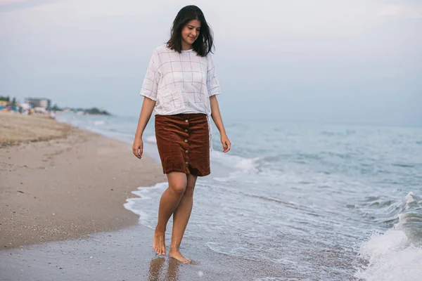 Unbekümmerte Hipsterfrau Die Abends Barfuß Sandstrand Mit Meereswellen Spazieren Geht — Stockfoto