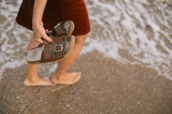 Mulher Hipster Despreocupada Andando Descalça Nas Ondas Mar Praia Segurando — Fotografia de Stock