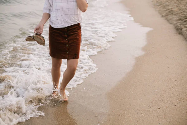 Unbekümmerte Hipsterfrau Die Barfuß Den Wellen Des Meeres Strand Läuft — Stockfoto