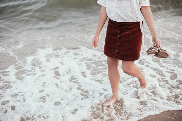 Carefree Hipster Woman Walking Barefoot Sea Waves Beach Flip Flops — Stock Photo, Image