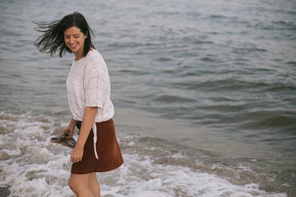 Glücklich Lächelnde Hipsterfrau Die Abends Barfuß Über Sandstrand Und Meereswellen — Stockfoto