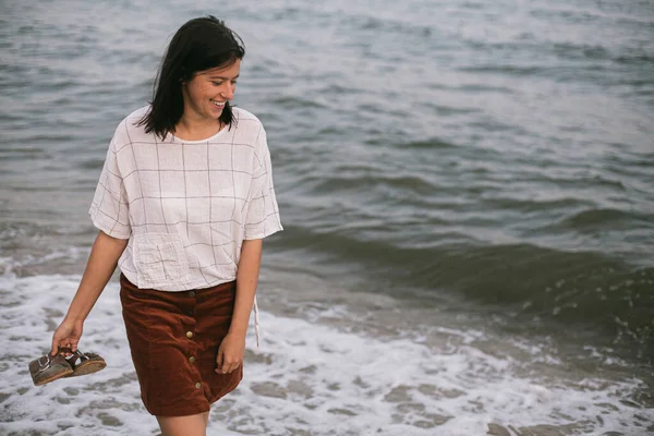 Glücklich Lächelnde Hipsterfrau Die Abends Barfuß Über Sandstrand Und Meereswellen — Stockfoto