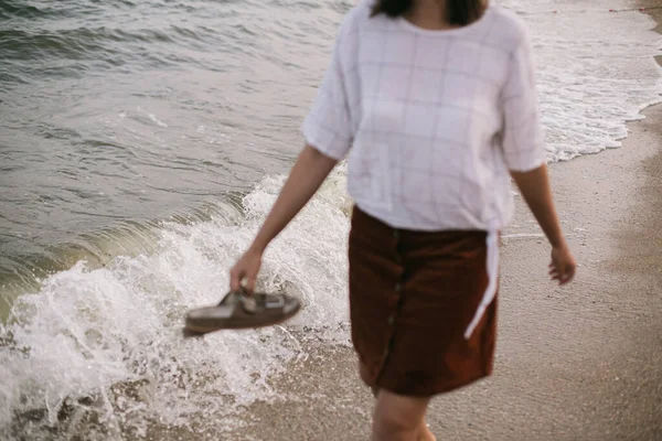 Strand Plätschernde Meereswellen Und Die Verschwommene Silhouette Einer Unbeschwerten Frau — Stockfoto