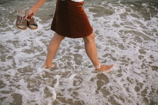 Unbekümmerte Hipsterfrau Die Barfuß Meereswellen Strand Läuft Mit Flip Flops — Stockfoto