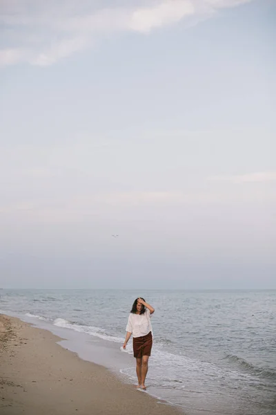 Mulher Hipster Despreocupada Andando Descalça Praia Areia Com Ondas Mar — Fotografia de Stock