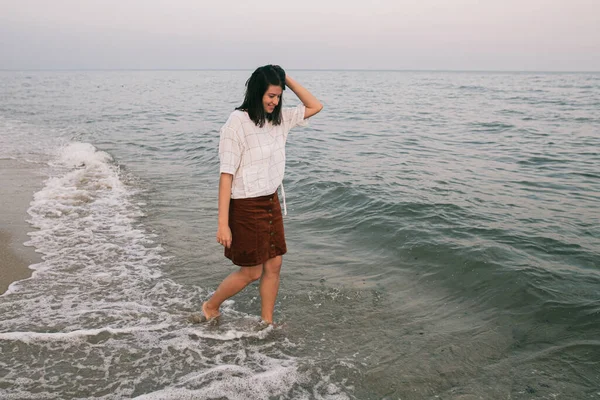 Glückliche Unbeschwerte Hipsterfrau Die Barfuß Kalten Meereswellen Sandstrand Spaziert Und — Stockfoto