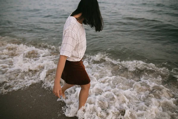 Unbekümmerte Hipsterfrau Die Barfuß Meereswellen Strand Spaziert Füße Wasserschaum Sommerferien — Stockfoto