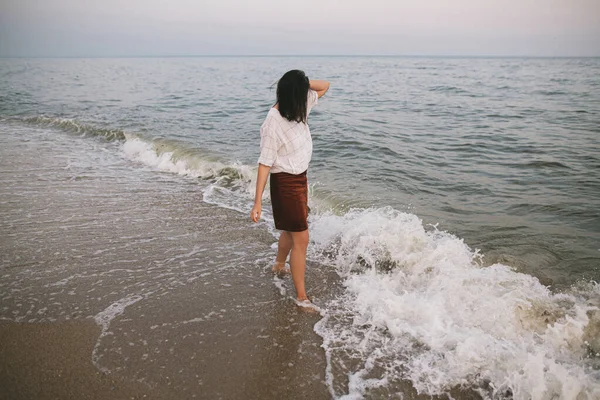 Unbekümmerte Hipsterfrau Die Abends Barfuß Sandstrand Mit Meereswellen Spazieren Geht — Stockfoto