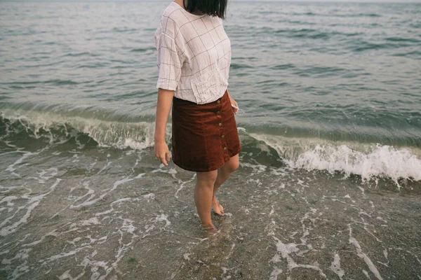 Unbekümmerte Hipsterfrau Die Barfuß Meereswellen Strand Spaziert Füße Wasserschaum Sommerferien — Stockfoto
