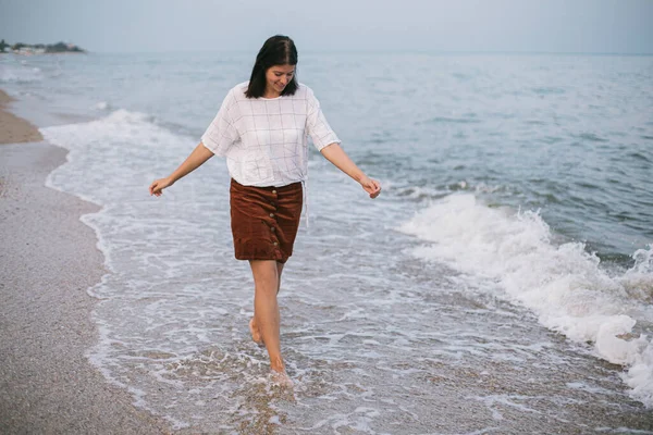 Unbekümmerte Hipsterfrau Die Abends Barfuß Sandstrand Mit Meereswellen Spazieren Geht — Stockfoto