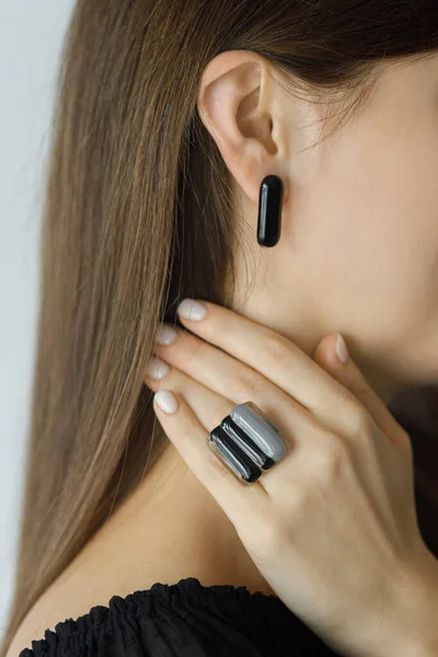 Hermosa Mujer Elegante Con Anillo Negro Geométrico Moderno Pendiente Vista — Foto de Stock