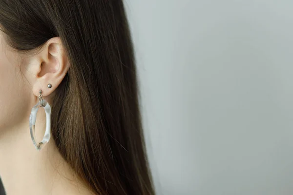 Hermosa Mujer Sensual Con Arete Geométrico Moderno Vista Cercana Espacio — Foto de Stock