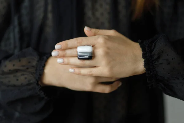 Mulher Elegante Bonita Com Anel Preto Branco Quadrado Moderno Mão — Fotografia de Stock