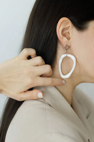 Mujer Con Estilo Traje Beige Con Moderno Pendiente Geométrico Posando — Foto de Stock