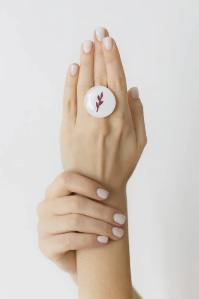 Elegante Anillo Redondo Blanco Moderno Sobre Hermosas Manos Sobre Fondo —  Fotos de Stock