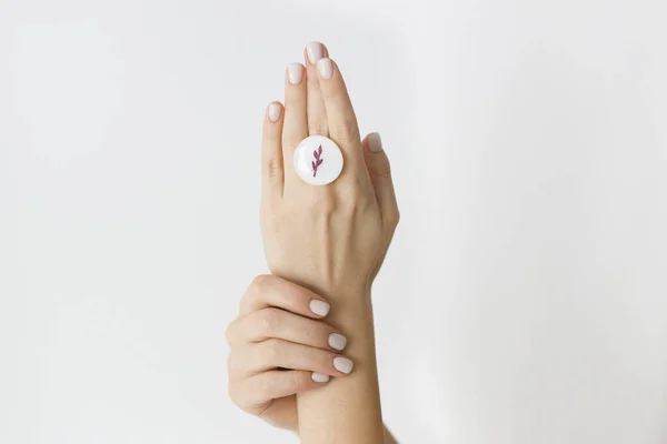 Elegante Anillo Redondo Blanco Moderno Sobre Hermosas Manos Sobre Fondo — Foto de Stock