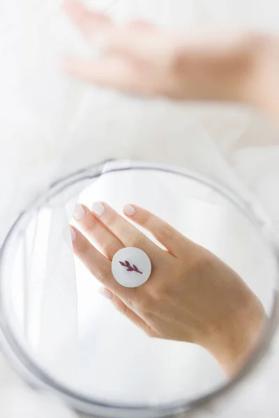 Стильное Современное Белое Круглое Кольцо Красивой Руке Отражается Зеркале Фоне — стоковое фото
