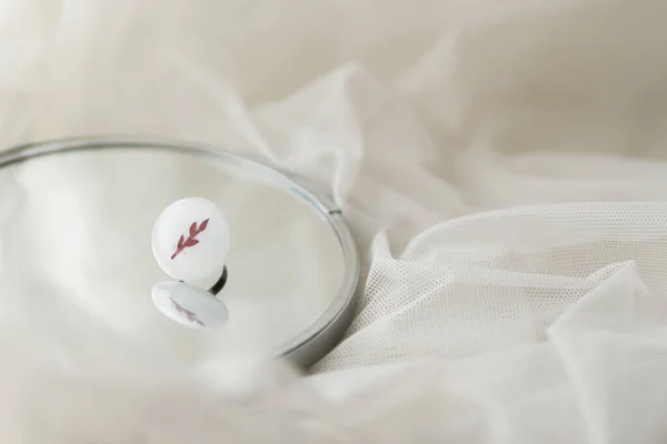 Stilvoller Weißer Runder Ring Auf Spiegel Auf Weichem Weißen Tüll — Stockfoto