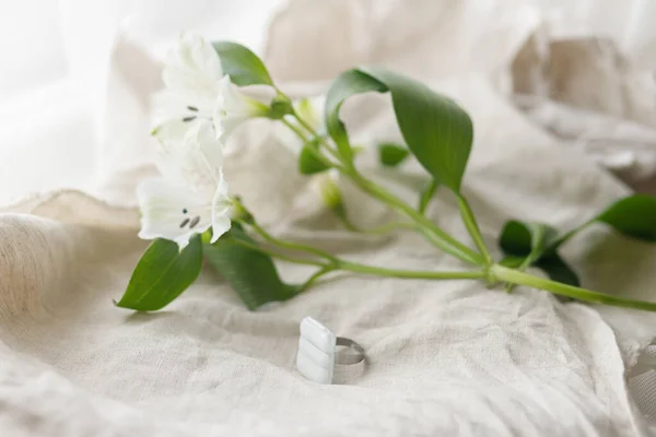 Elegante Anillo Cuadrado Blanco Moderno Alstroemeria Hermosa Flor Textil Lino — Foto de Stock