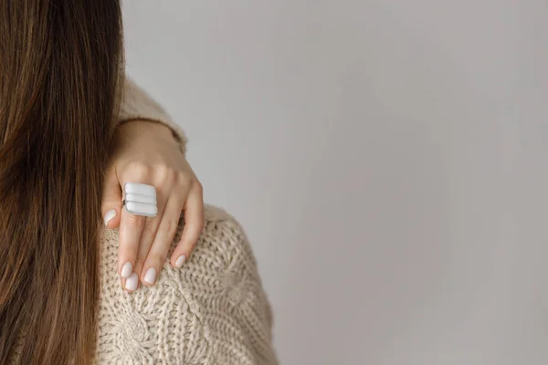 Beautiful Stylish Woman Modern Square Ring Hand White Manicure Space — Stock Photo, Image