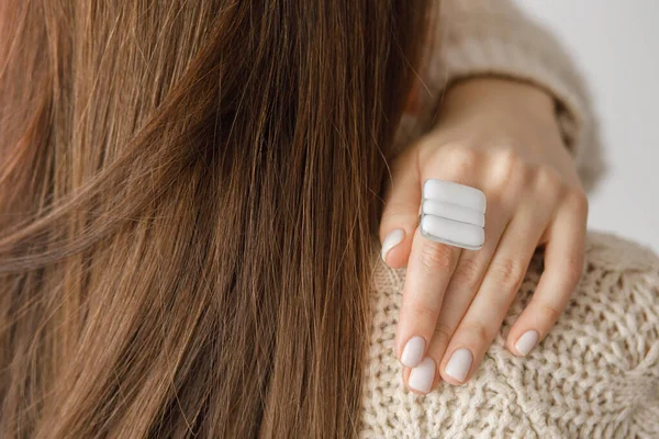 Hermosa Mujer Elegante Con Anillo Cuadrado Moderno Mano Con Manicura — Foto de Stock