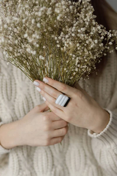 Hermosa Mujer Elegante Con Anillo Cuadrado Moderno Sosteniendo Flores Secas — Foto de Stock