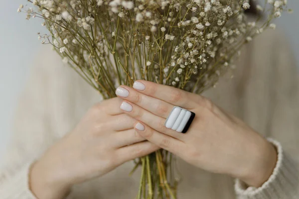 Mulher Elegante Bonita Com Anel Quadrado Moderno Segurando Flores Secas — Fotografia de Stock