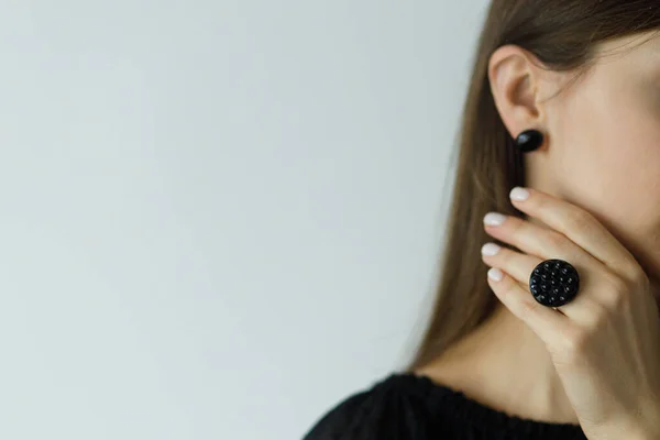 Hermosa Mujer Elegante Con Anillo Negro Redondo Moderno Pendiente Espacio —  Fotos de Stock