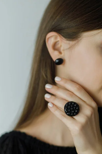 Hermosa Mujer Elegante Con Anillo Negro Redondo Moderno Pendiente Vista — Foto de Stock