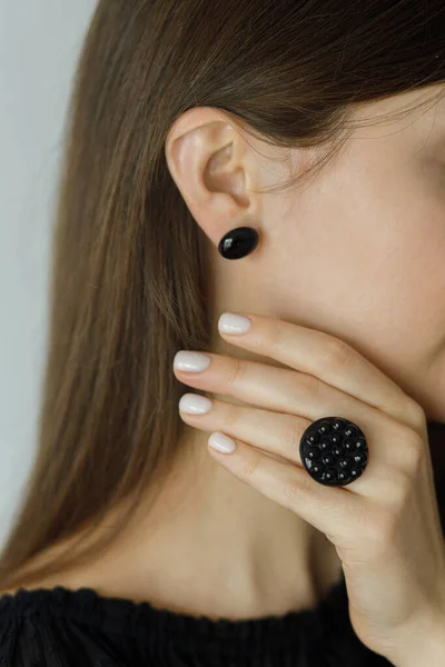 Hermosa Mujer Elegante Con Anillo Negro Redondo Moderno Pendiente Vista — Foto de Stock