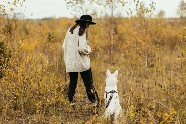 Stylový Hipster Žena Cestování Roztomilým Bílým Psem Pozadí Podzimních Stromů — Stock fotografie