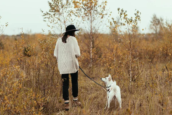 Stijlvolle Hippe Vrouw Wandelen Met Schattige Witte Hond Achtergrond Van — Stockfoto