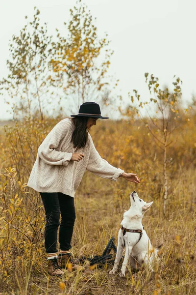 Stylový Hipster Žena Trénink Roztomilý Bílý Pes Pozadí Podzimních Stromů — Stock fotografie